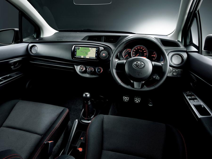  Toyota Vitz RS G&rsquo;s 2011 года  (фото 4 из 4)